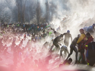 Getting Tough The Race 2016 OCR-Athleten überwinden im Wettkampf einen Wassergraben