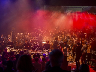 Einshoch6 mit den Brandenburger Sinfonikern Sinfonie-Orchester und Band auf Bühne