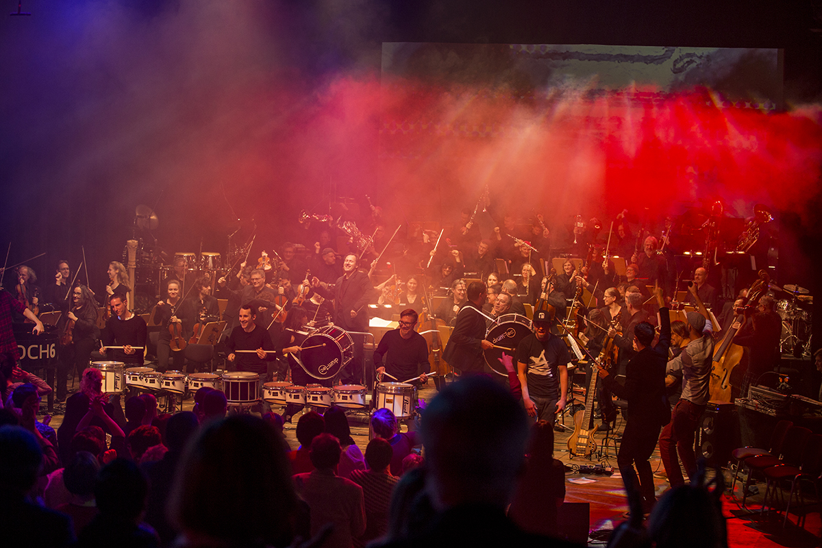 Sinfonie-Orchester und Band auf Bühne